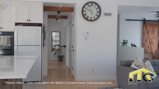 Ambre - couloir vers salle de bain et chambres et vue sur entrée